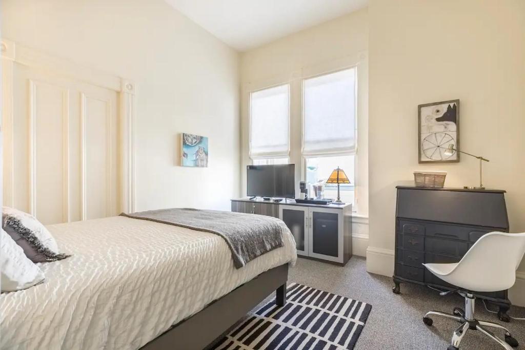 Pacific Heights Victorian Bedroom and Bathroom